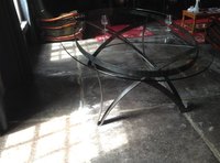 &eacute;l&eacute;gance et l&eacute;g&egrave;ret&eacute; de cette table en forme d'ellipse